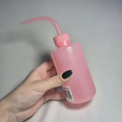Botella con pico curvo